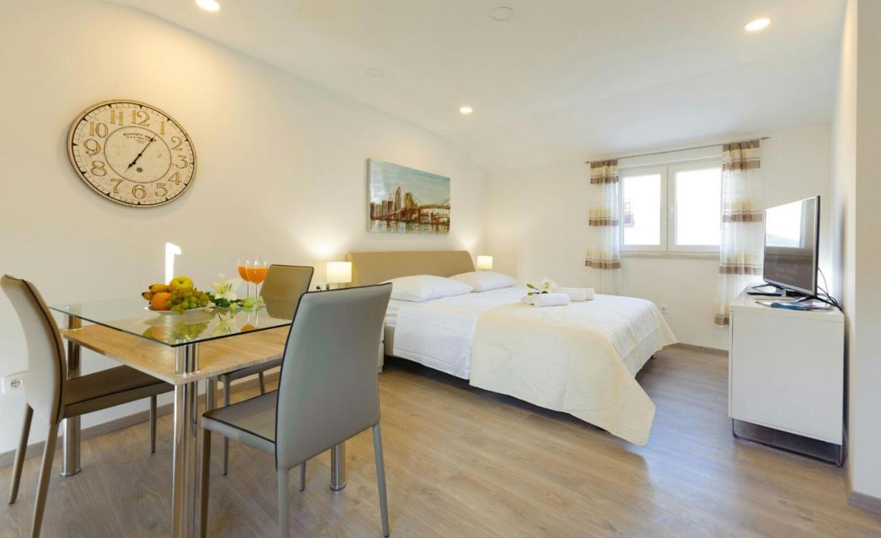 Apartment & Libar