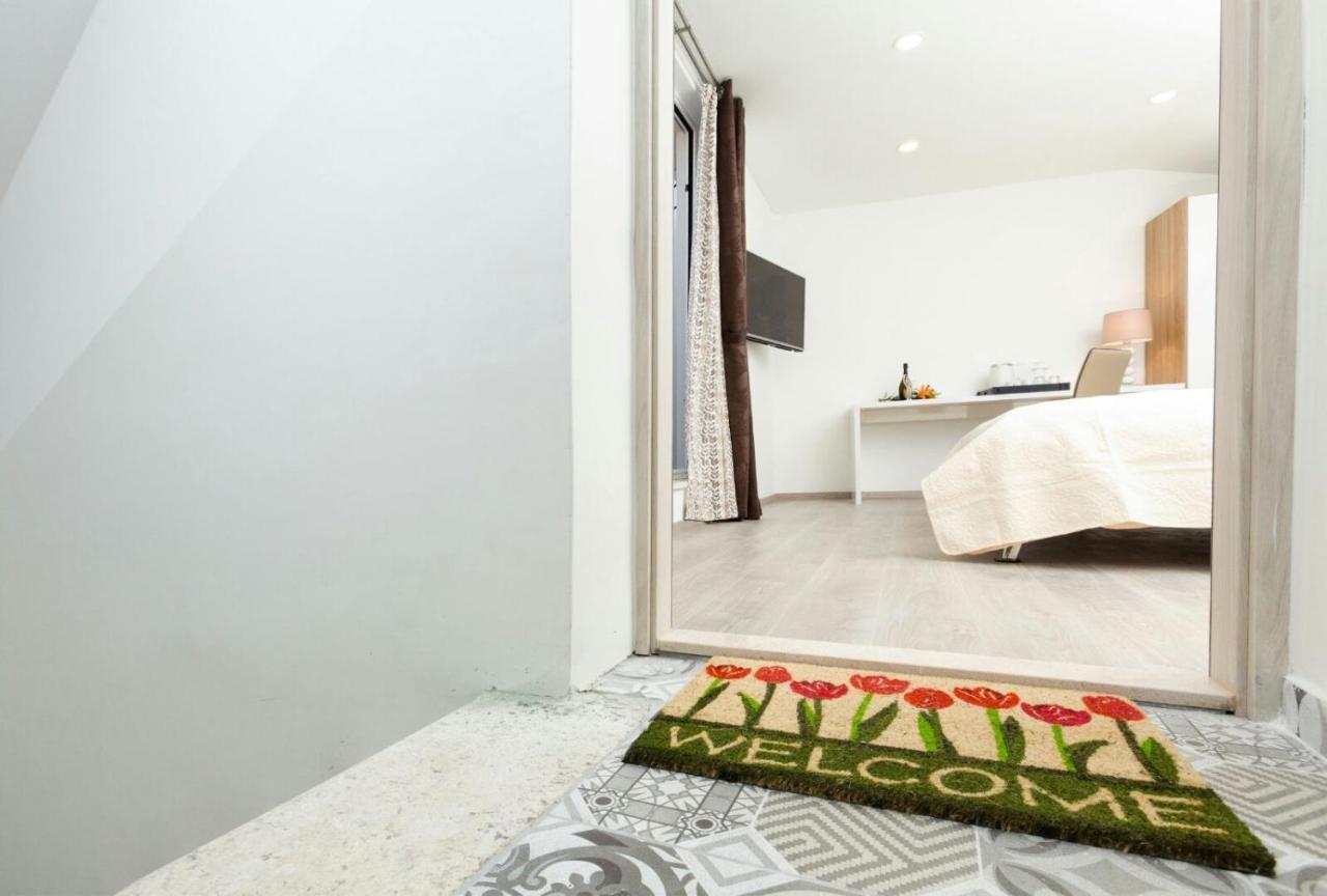 Apartment & Libar *