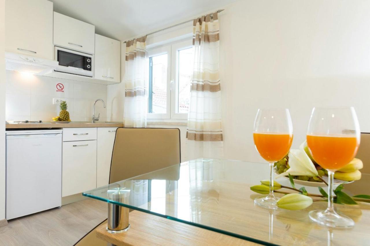 Apartment & Libar
