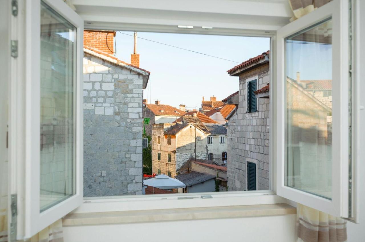 Apartment & Libar *