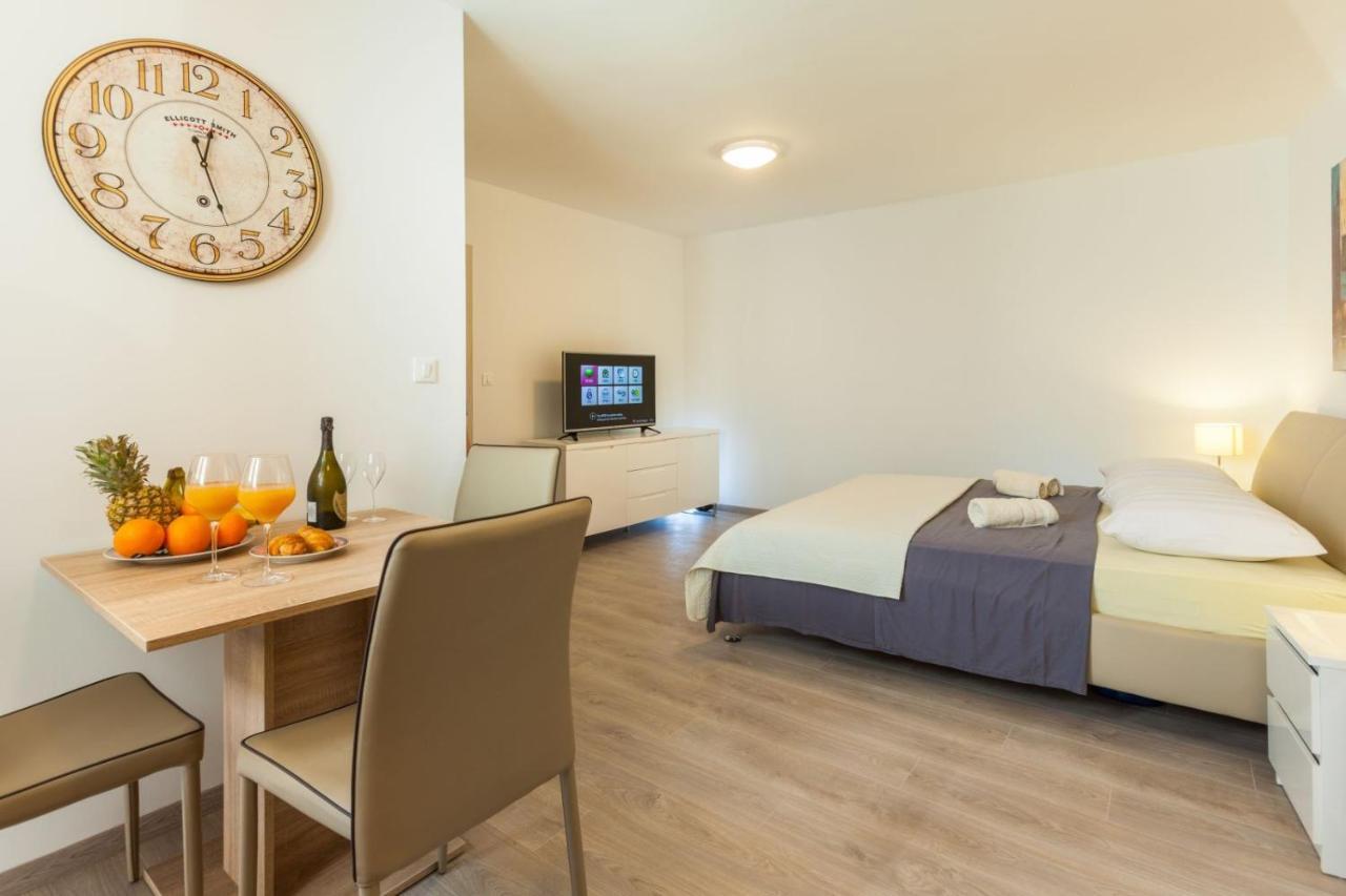 Apartment & Libar *